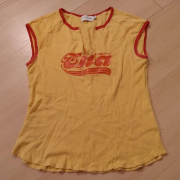 Aritzia Original TNA Shirt M/L Sleeveless Ringer Tee Yellow Red Logo - Picture 2 of 8